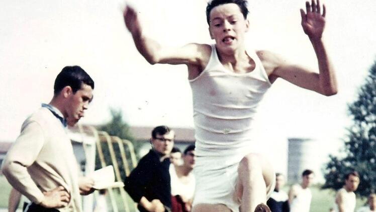 Vater Benno Wirth in jungen Jahren beim Weitsprung  Foto: privat