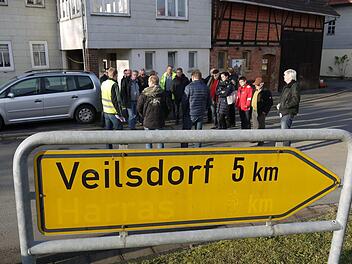 Ortsbesichtigung: Der Kreisbauausschuss hat sich die Grattstadter Ortsdurchfahrt angeschaut und ist zur Ansicht gekommen, dass die Abzweigung Richtung Veilsdorf ohne Verkehrsinsel deutlich sicherer ist.Berthold Köhler