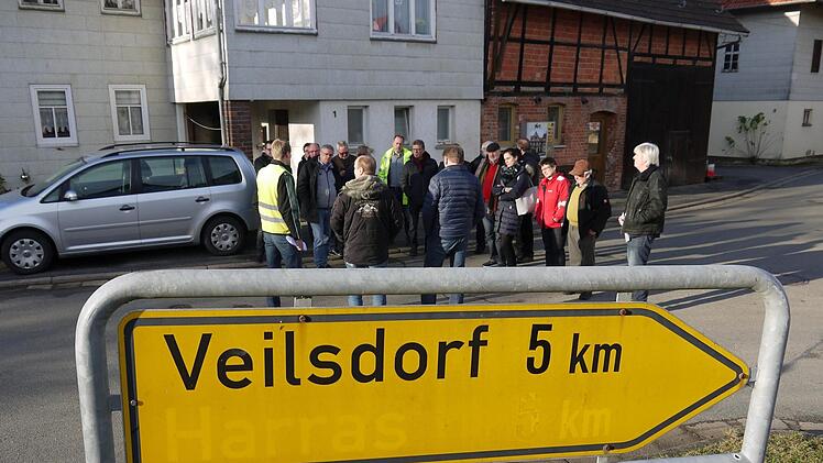 Ortsbesichtigung: Der Kreisbauausschuss hat sich die Grattstadter Ortsdurchfahrt angeschaut und ist zur Ansicht gekommen, dass die Abzweigung Richtung Veilsdorf ohne Verkehrsinsel deutlich sicherer ist.Berthold Köhler