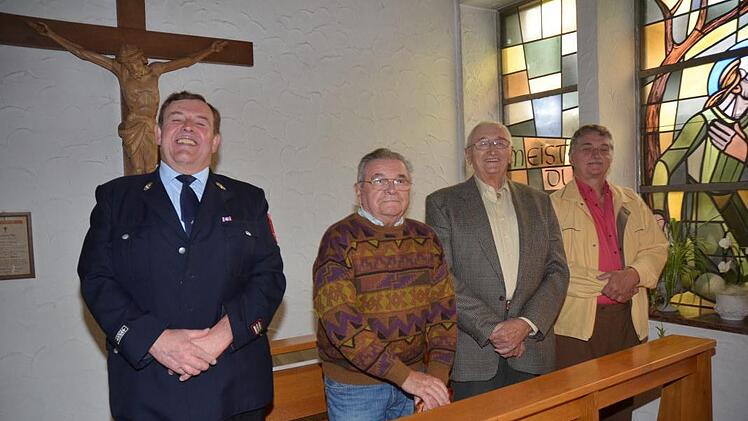 Dieses Männerquartett in der Marienkapelle abseits des Kirchenschiffes der Herz-Jesu-Kirche fand sichtlich Spaß an der Predigt des Paters. K.- H. Hofmann