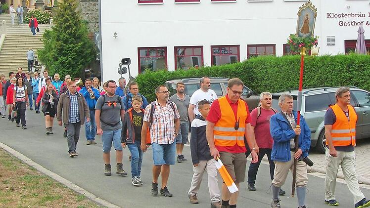 Die Rother Wallfahrer verlassen den Gnadenort in Marienweiher. Fotos: Gerd Klemenz