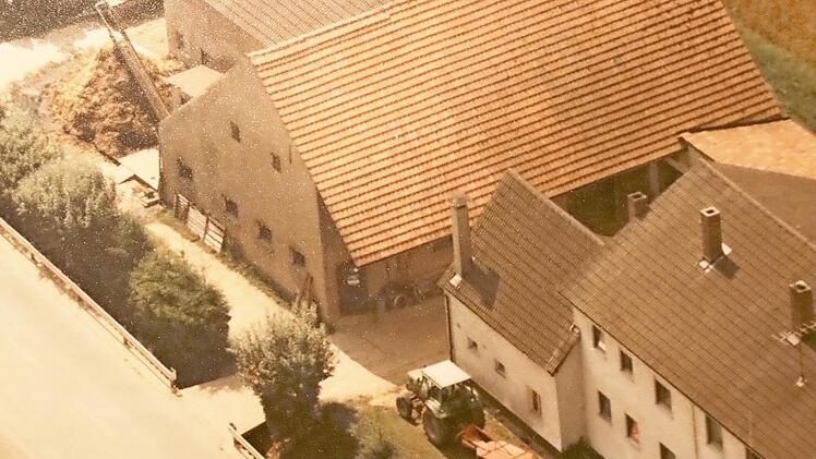 Diese alte Luftaufnahme zeigt die nun weggerissene Brücke, die zwar über Gemeindegrund führte, aber Jahrzehnte lang geduldet wurde.