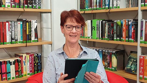 Gabi Bail, die Leiterin der Neunkirchner Bücherei  Foto: Petra Malbrich