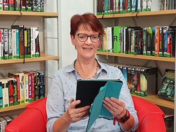 Gabi Bail, die Leiterin der Neunkirchner Bücherei  Foto: Petra Malbrich