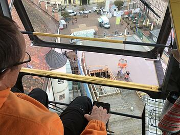 Rund drei Tonnen wiegt ein mit Beton befüllter Behälter, den Kranführer Hartmut Peter per Hebel an die richtige Stelle bewegt. Foto: Ralf Ruppert