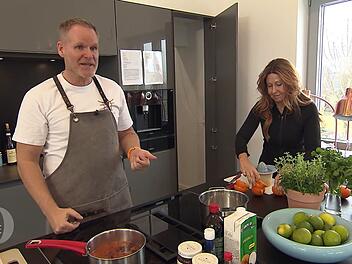 Michael hat sich bestens auf seinen Dinner-Tag vorbereitet und wird von Gattin Andrea unterst&uuml;tzt.
