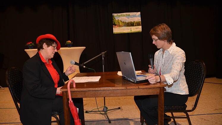 Marianne Weiß und Marina Herr (rechts) trugen mit einem Sketch zur Erheiterung bei.