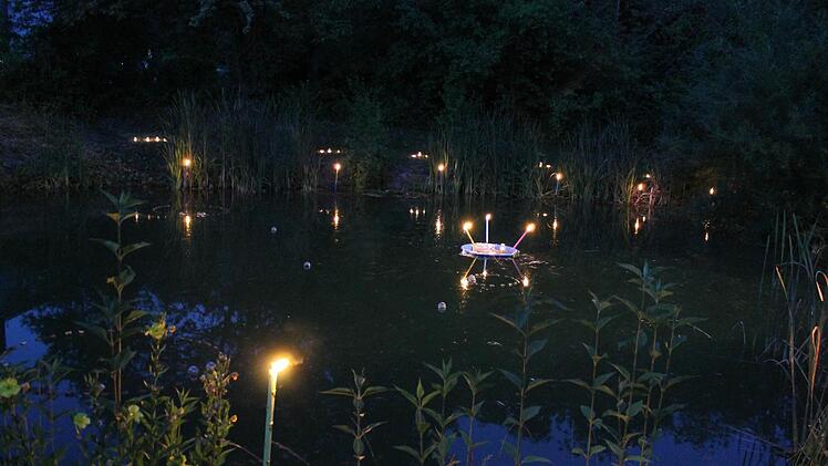 Der Fierster See (Löschweiher) wurde mit Kerzenlicht illuminiert.
