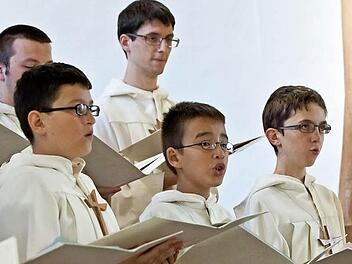 Ausdrucksvoller Gesang: Der Knabenchor "Maîtrise de Fribourg" beeindruckt die Zuhörer bei seinem Konzert in Rödental. Fotos: Jochen Berger