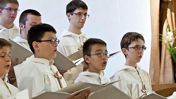 Ausdrucksvoller Gesang: Der Knabenchor "Maîtrise de Fribourg" beeindruckt die Zuhörer bei seinem Konzert in Rödental. Fotos: Jochen Berger