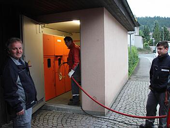 Matthias Rauh, Martin Rotmann und Tobias Rauh (von links) am Trafohäuschen in der Angestraße in Pressig.