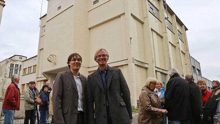 Die Geschäftsführer der Mainleus Invest GmbH, Arno Friedrichs (Mitte) und Sebastian Türk (links daneben) führen die Besuchergruppe durch das Spinnereigelände.