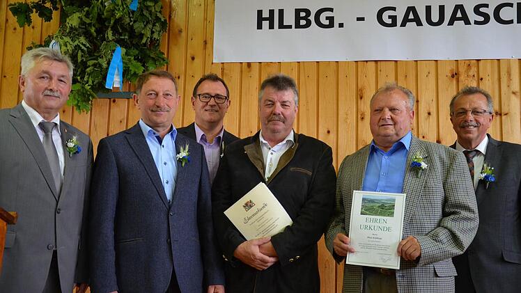 25 Jahre Dienstzeit: Georg Geisel (Langendorf, 2. von links), Winfried Heim (Schwärzelbach, 4.) und Klaus Kohlhepp (Untereschenbach, 2. v. rechts). Links Kreisobmann Peter Hart (links), stellv. Landrat Emil Müller (rechts) und Jürgen Bauer (3. v. links).