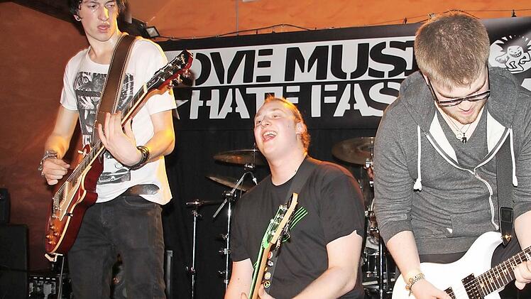 Melodiöser Punkrock ist das Metier der Kronacher Band "White's Black 2". Damit wollen (von links) Gitarrist Tobias Gareis, Bassist Jannik Bobreck und Gitarrist Daniel Günther das Publikum beim Weihnachtsfestival im Kronacher Jugendzentrum "Struwwelpeter" am 23. Dezember begeistern.  Foto: Stephan Stöckel