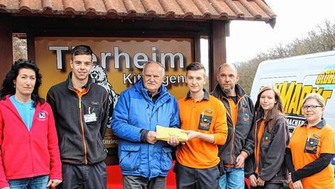 Globus-Azubis sammeln f&uuml;rs Tierheim