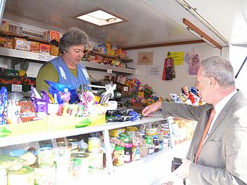 Ein paar Knacker für Oberbürgermeister Frank Rebhan, und "darfs noch was sein?" Sonja Horn ist mit einem rollenden Tante-Emma-Laden unterwegs und sichert die Nahversorgung auf dem flachen Land. Foto: Rainer Lutz