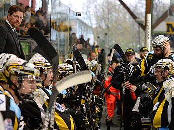Enttäuschung auf der Bayreuther Bank nach der zweiten Niederlage im zweiten Finalspiel gegen Tilburg. Hinten links Trainer Sergej Waßmiller. Foto: Peter Mularczyk