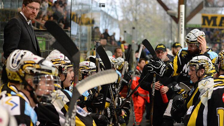 Enttäuschung auf der Bayreuther Bank nach der zweiten Niederlage im zweiten Finalspiel gegen Tilburg. Hinten links Trainer Sergej Waßmiller. Foto: Peter Mularczyk