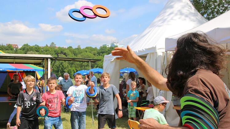 Etienne (v.l.), Lukas, Niklas und Moritz testen ein Bewegungsspiel: Ringe fangen. Das hat Klaus Pöhlmann (r.) erfunden. Bis Sonntag ist er damit auf der "Äktschnwiese".  Fotos: Kupka-Hahn