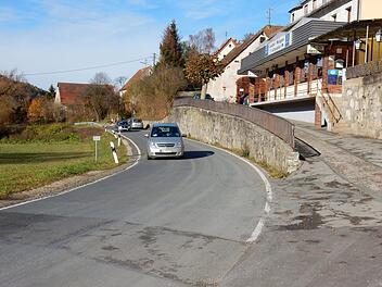 Die schmale Ortsdurchfahrt von Mostviel soll für zwei Millionen  Euro verbreitert werden. Foto: Reinhard Löwisch