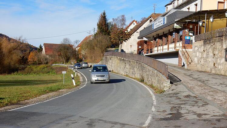 Die schmale Ortsdurchfahrt von Mostviel soll für zwei Millionen  Euro verbreitert werden. Foto: Reinhard Löwisch