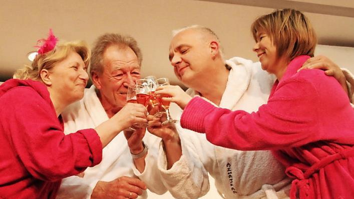 Stößchen! In der Kureinrichtung ist man den schönen Dingen des Lebens nicht abgeneigt. Das Foto zeigt (von links) Carmen Scharner, Herbert Laschinsky, Michael Schmidt und Simone Grieß bei Proben. Foto: Stephan Stöckel