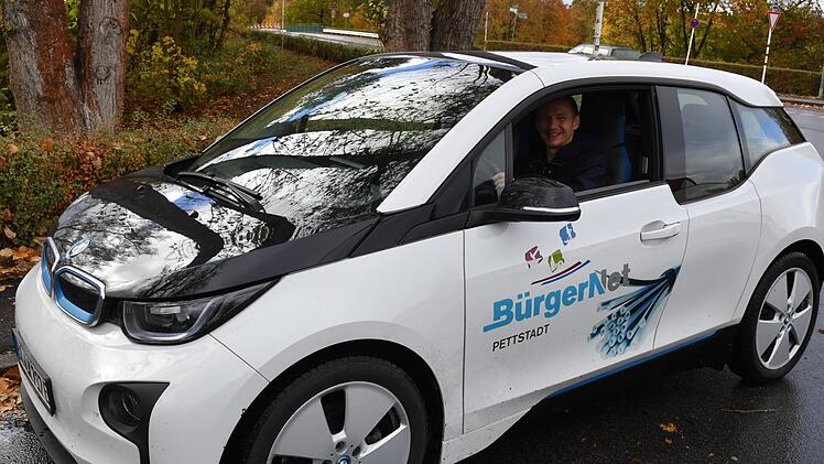 Wer will, sitzt wie Redakteur Stefan Fößel ziemlich schnell hinterm Steuer eines Elektroautos und lernt vorher auch, wo und wie man richtig Strom tankt, bevor der Akku leer ist. Fotos: Ronald Rinklef