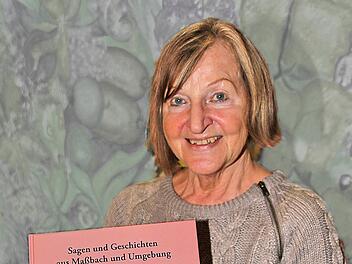 Gabriele Sebald, die Vorsitzende des Heimatvereins Maßbach, las im  Seniorenzentrum St. Elisabeth Münnerstadt aus dem Buch "Sagen und  Geschichten aus Maßbach und Umgebung".  Foto: Dieter Britz