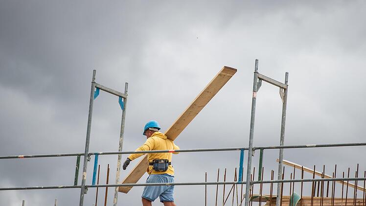 Ein Arbeiter auf einer Baustelle. Ein Viertel der Betriebsinhaber sind über 60 Jahre alt.  Symbolfoto: Christophe Gateau/dpa