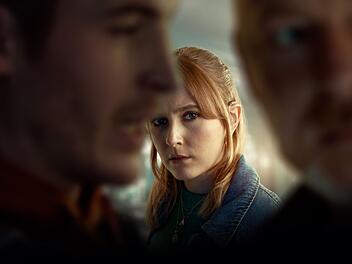 Die geh&ouml;rlose Kantinenmitarbeiterin Alison Brooks (Rose Ayling-Ellis) soll nun die Polizei unterst&uuml;tzen.