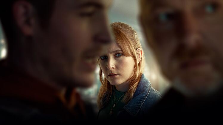 Die geh&ouml;rlose Kantinenmitarbeiterin Alison Brooks (Rose Ayling-Ellis) soll nun die Polizei unterst&uuml;tzen.