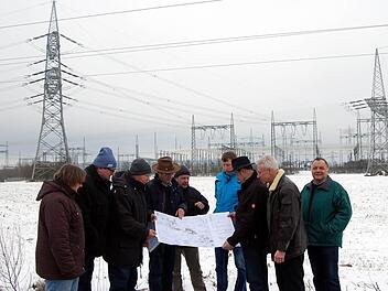 Ortsobleute des Bayerischen Bauernverbandes Lichtenfels und Landwirte, die von der neuen 380-kV-Leitung betroffen sind, informierten sich vor dem Umspannwerk Redwitz. Foto: Andreas Welz