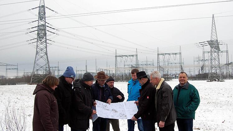 Ortsobleute des Bayerischen Bauernverbandes Lichtenfels und Landwirte, die von der neuen 380-kV-Leitung betroffen sind, informierten sich vor dem Umspannwerk Redwitz. Foto: Andreas Welz