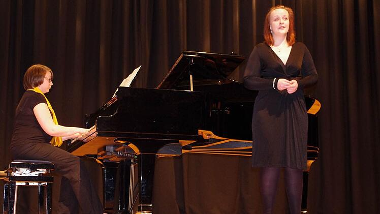 Die Sopranistin Eva Friedrich begeisterte mit "Weep you no more sad fountains".
