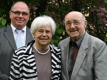 Bürgermeister Lothar Nagel gratuliert Elisabeth und Karl-Josef Kieser zum 60. Ehejubiläum. Foto: Peter Pfannes
