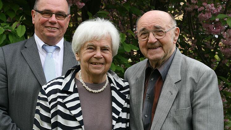 Bürgermeister Lothar Nagel gratuliert Elisabeth und Karl-Josef Kieser zum 60. Ehejubiläum. Foto: Peter Pfannes