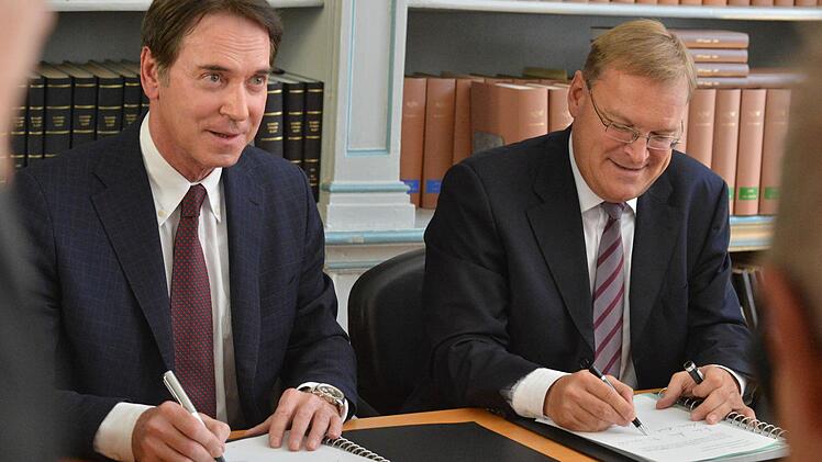 So fing es an: Im Mai 2012 unterzeichneten Michael Stoschek (l.) und OB Andreas Starke (SPD) den Ansiedelungsvertrag. Foto: Ronald Rinklef