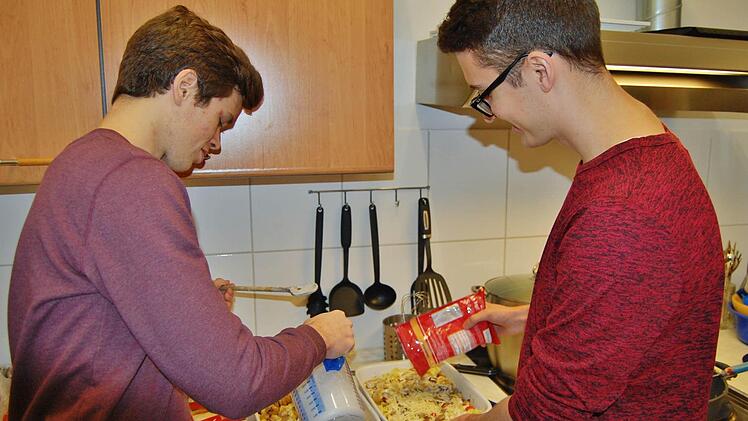 Die Azubis Sebastian Winkel (20) und Jonas Trips (19) machten das Mittagessen für die Gäste der Wärmestuben.  Fotos: Sigismund von Dobschütz
