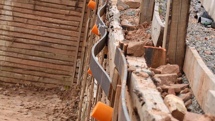 Zunächst sicherte lediglich ein sogenannter Berliner Verbau den Hang (Bild). Foto: Ralf Ruppert