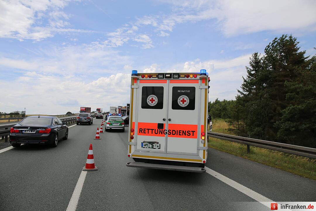 Lkw schleift Skoda vor sich her