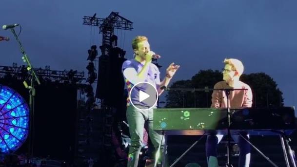 Der 19-Jährige Ferdinand aus Nürnberg (rechts) darf beim Coldplay-Konzert in München auf die Bühne und Chris Martin auf dem Keyboard zu dem Song "Everglow" begleiten. Das Video dazu wird zum Facebook-Hit. Screenshot: Facebook/Coldplay