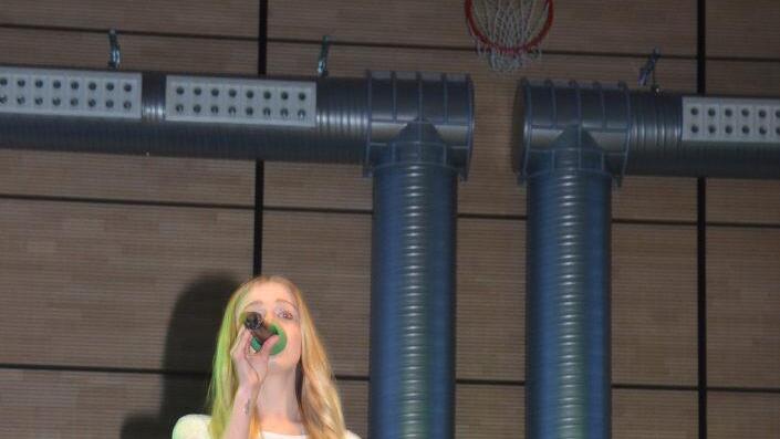 Theresa Müller entführte, mit der Tanzschule Gehde, auf eine Zeitreise.K.-H. Hofmann