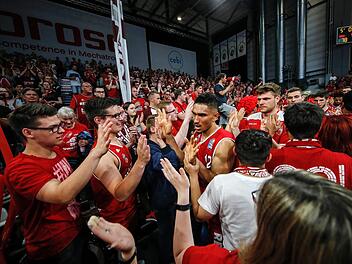 Ein letzter Kraftakt: Maodo Lo, der nach seiner schwachen Vorstellung in München explodierte, klatscht die begeisterten Fans ab.  Fotos: Daniel Löb