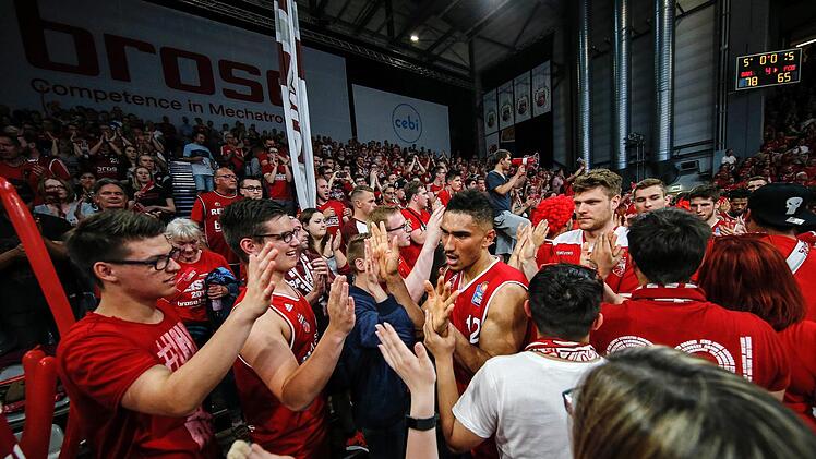 Ein letzter Kraftakt: Maodo Lo, der nach seiner schwachen Vorstellung in München explodierte, klatscht die begeisterten Fans ab.  Fotos: Daniel Löb