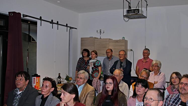 Aufmerksam lauschten die Besucher den Worten des Vorsitzenden Steffen Schanz und anschließend der Fotodokumentation über die Aktivitäten des Fotoclubs. Helmut Will