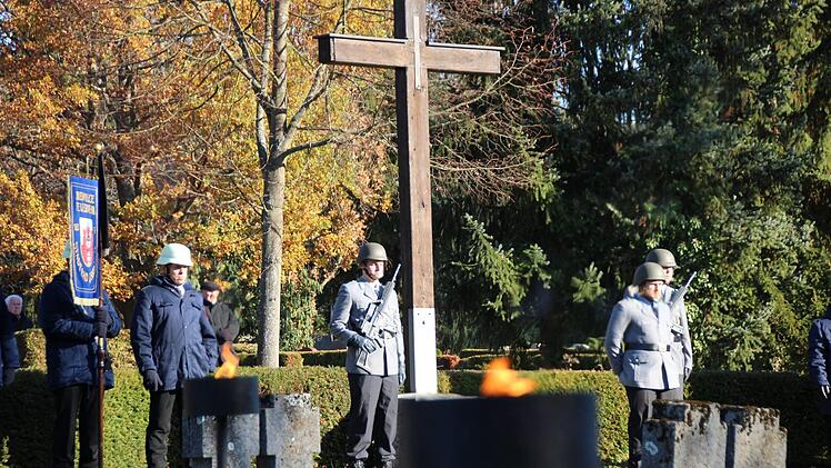 Feierstunde zum Volkstrauertag auf dem Parkfriedhof in Bad Kissingen. Foto: Benedikt Borst