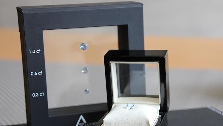 Die Herstellung der Diamanten kosten zwischen 5000 und 12000 Euro. Foto: Ronald Heck