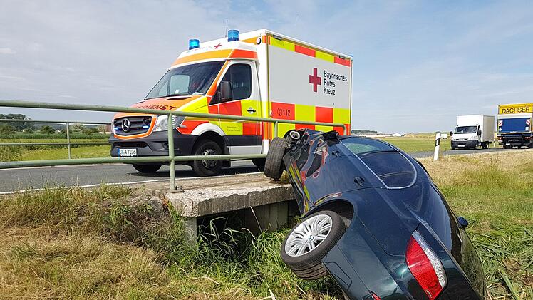 Leicht verletzt hat sich gestern der Fahrer eines BWM  bei einem Unfall zwischen Buch und Gremsdorf.  Foto: Christian Bauriedel