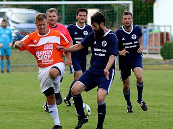 Andr&eacute; St&ouml;&szlig;lein (links) als Spieler auf dem Platz - eine Situation, die es vorerst beim SV Rapid Ebelsbach nicht mehr geben wird. Foto: G&uuml;nther Geiling