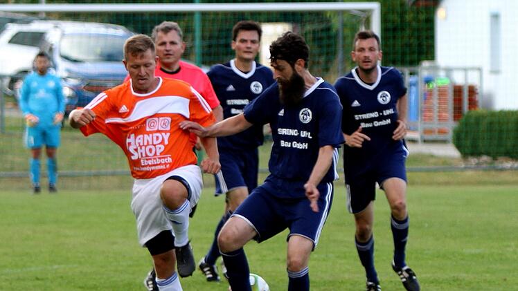 Andr&eacute; St&ouml;&szlig;lein (links) als Spieler auf dem Platz - eine Situation, die es vorerst beim SV Rapid Ebelsbach nicht mehr geben wird. Foto: G&uuml;nther Geiling